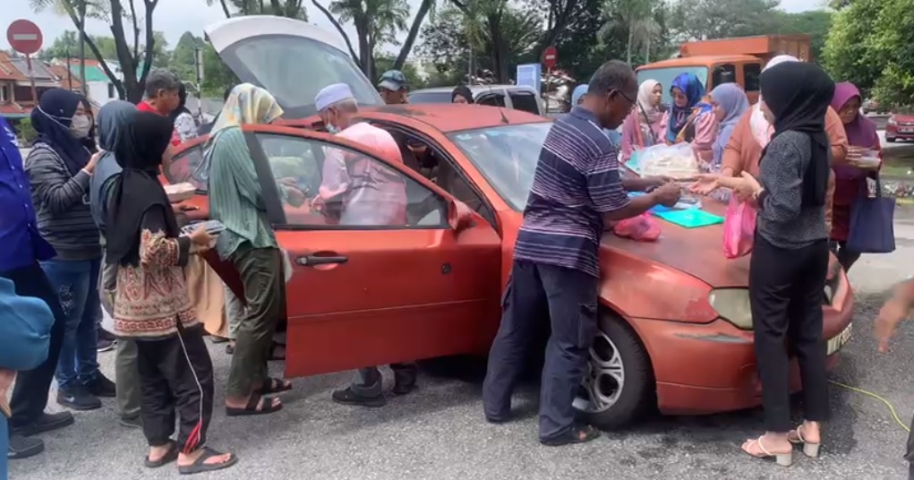  独家|视频|有海鲜有菜RM5好有爱   75岁小贩：大家吃得起就开心了