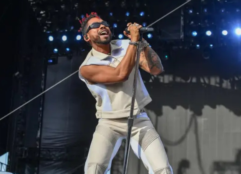 男歌手“裸背穿铁钩” 悬空4分钟演唱观众反应曝