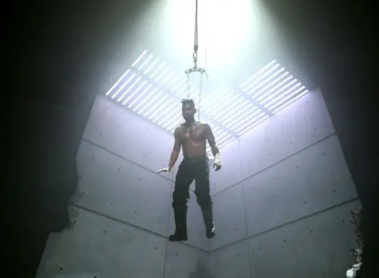 男歌手“裸背穿铁钩” 悬空4分钟演唱观众反应曝