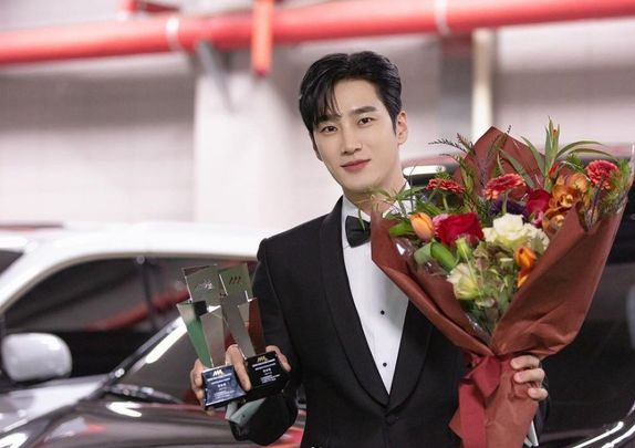 男粉高举牌求当男友 Jisoo比1手势全场笑翻