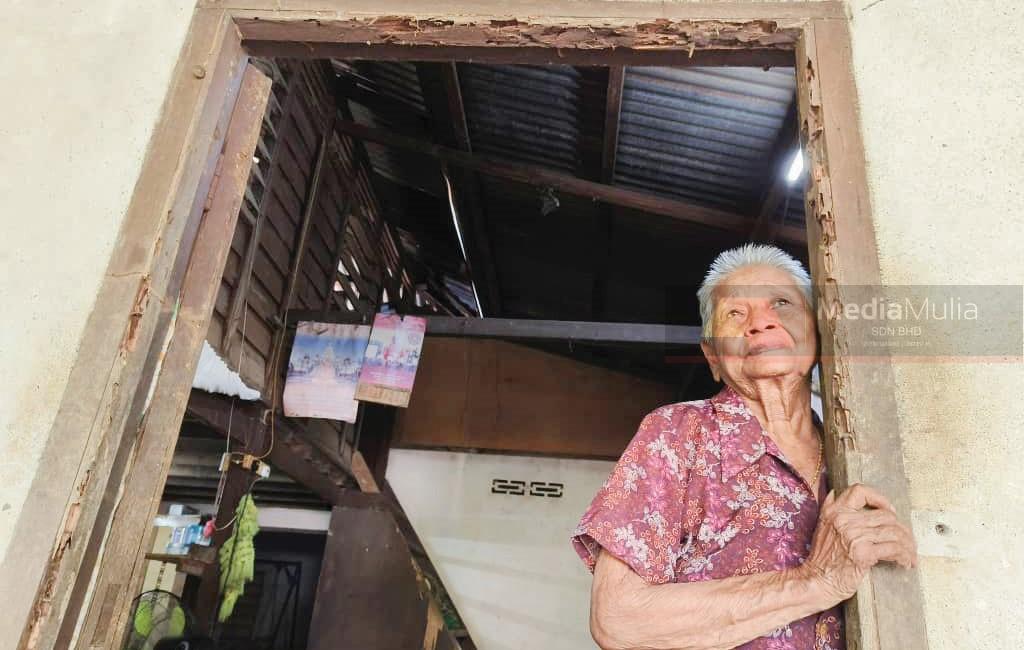 白蚁侵蚀屋顶破损 86岁老母仍拒搬 “那是亡夫亲手建的”