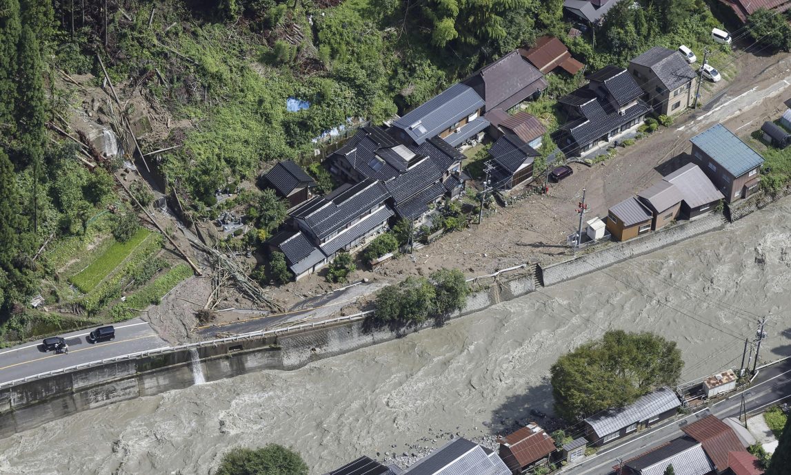 看世界 台风兰恩袭日本 50人伤 鸟取县知名露天温泉被河水淹没