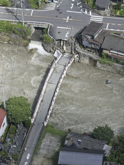 看世界 台风兰恩袭日本 50人伤 鸟取县知名露天温泉被河水淹没