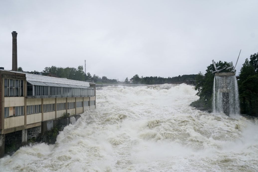 看世界两图)暴雨狂袭挪威!房屋遭卷撞上桥樑 大坝溃堤冲毁道路