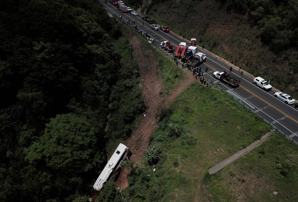 看世界/墨西哥重大交通事故 巴士坠谷至少18死23伤