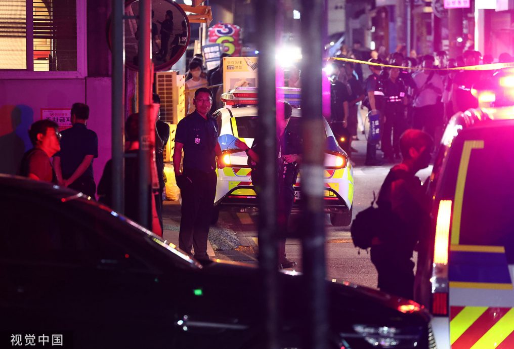 看世界/抽烟和路人爆发冲突!韩男持九把刀威胁杀人 警匪对峙2小时