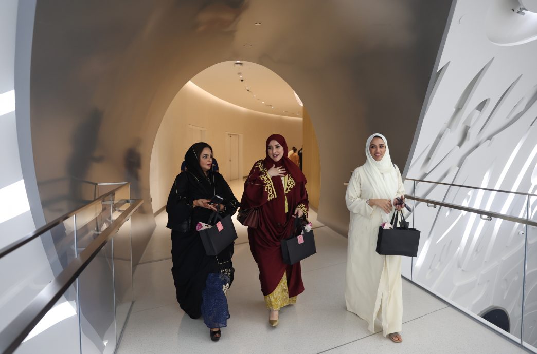 看世界/捍卫世俗主义!法国禁止在公立学校穿著穆斯林长袍