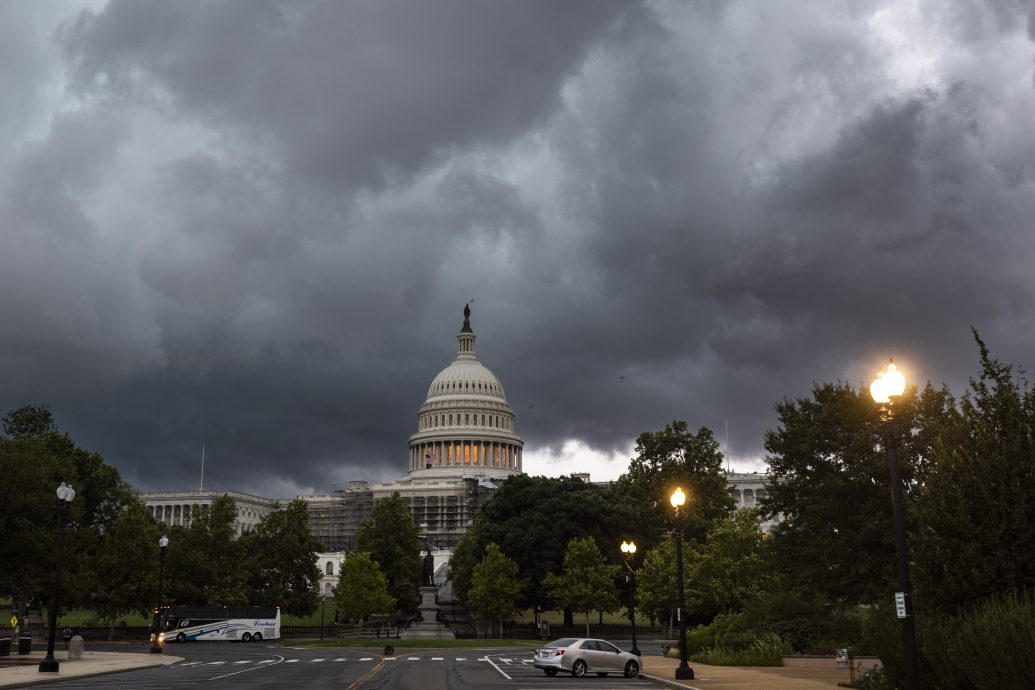 看世界／美东地区严防龙卷风和冰雹 近万航班取消或延误