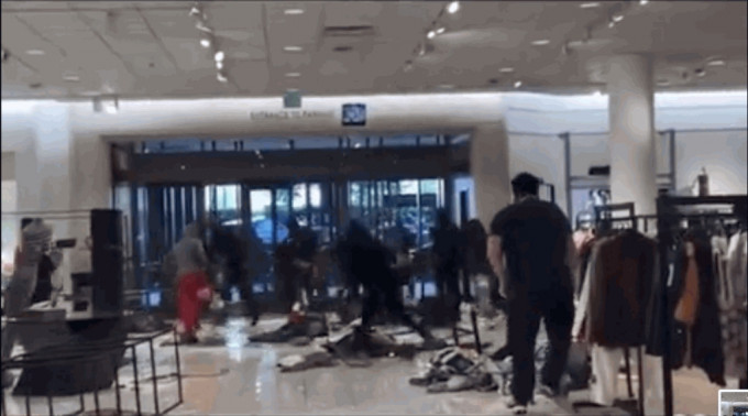 看世界/美国加州掀“名店抢劫潮” 数十黑衣人光天化日掠劫Nordstorm百货公司