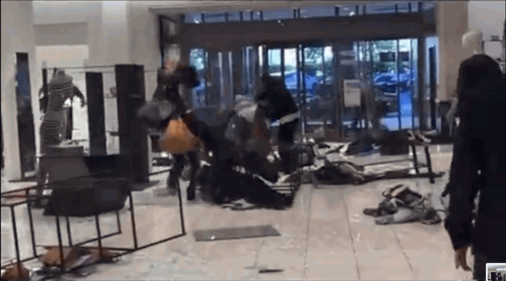 看世界/美国加州掀“名店抢劫潮” 数十黑衣人光天化日掠劫Nordstorm百货公司