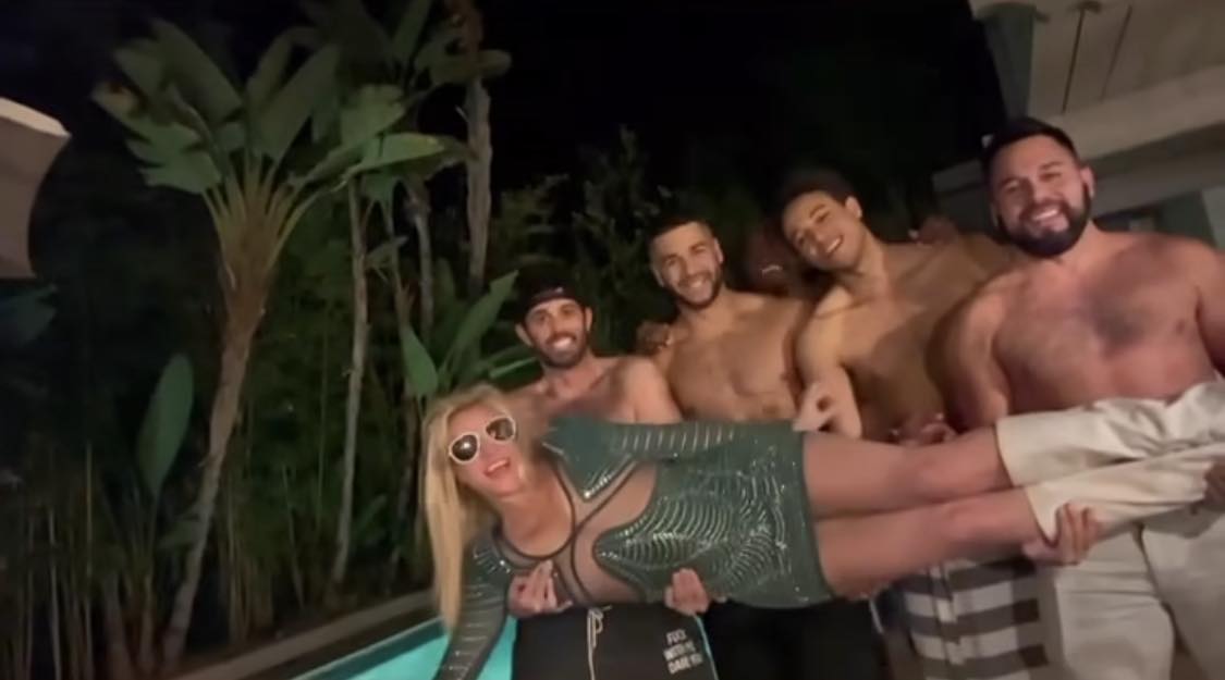 碧妮史毕丝爽办离婚派对　猛男舔脚吓坏网