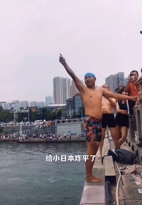 福岛核污水|天津大爷跳水抗议 热血高喊“炸平日本”引群众叫好