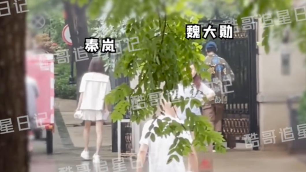 秦岚下机直奔魏大勋住处 疑同居画面曝光网喊:原地结婚