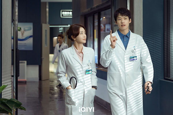 秦岚有大瓜了? 现身儿科被疑已怀孕