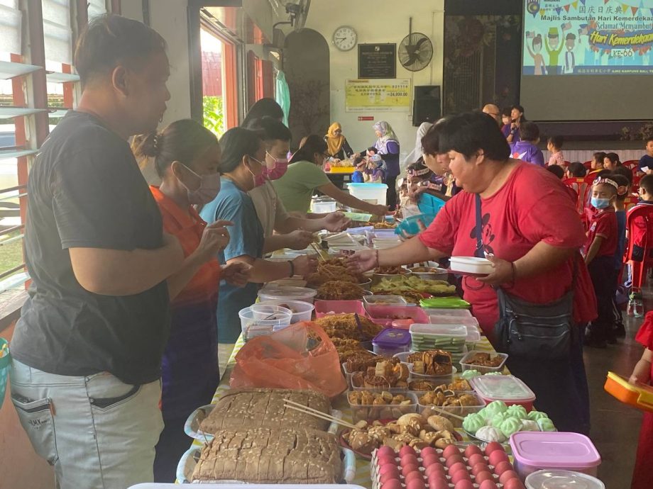 端洛百利华小欢庆国庆 请专人到校制作传统美食