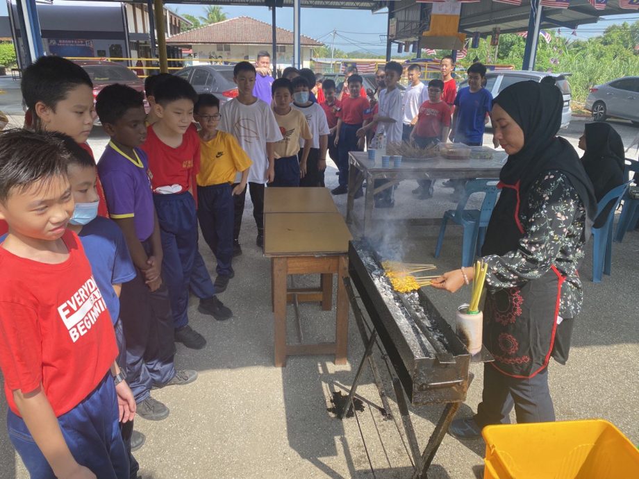 端洛百利华小欢庆国庆 请专人到校制作传统美食