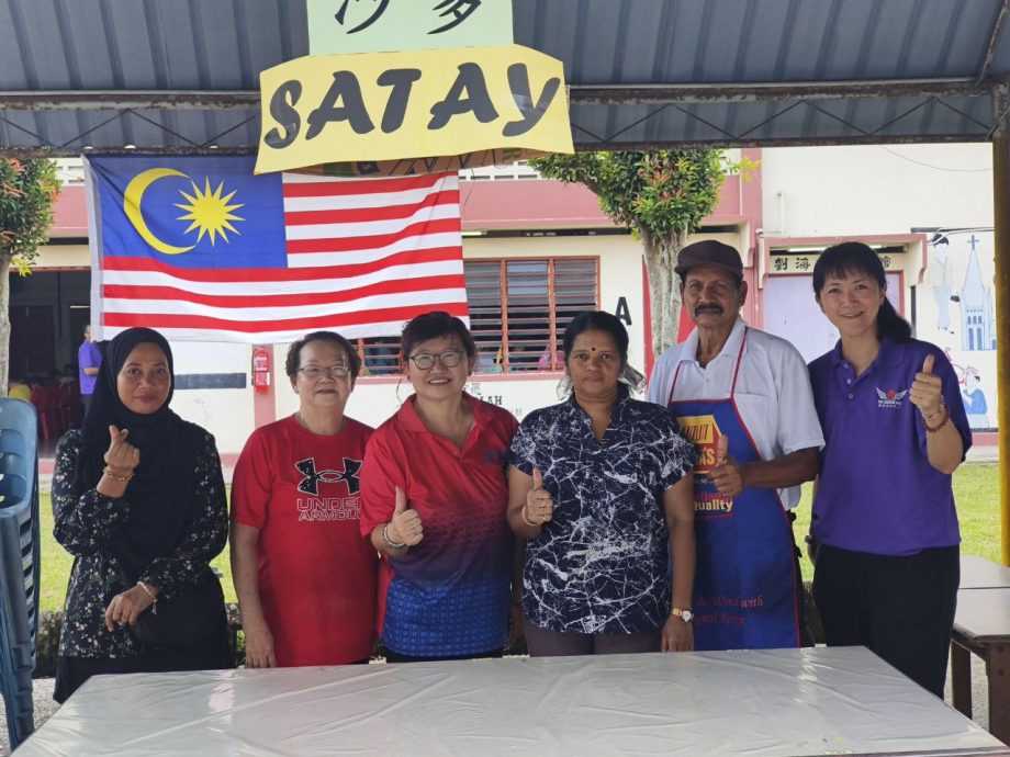 端洛百利华小欢庆国庆 请专人到校制作传统美食