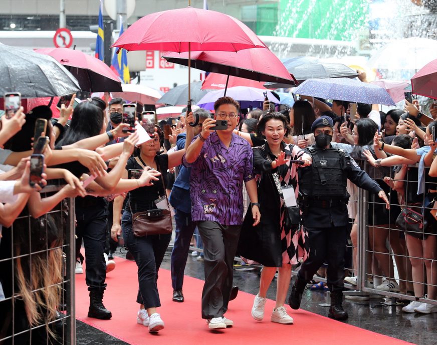 粉丝冒雨等吴卓羲林晓峰 要粉丝带沉重心情看演唱会