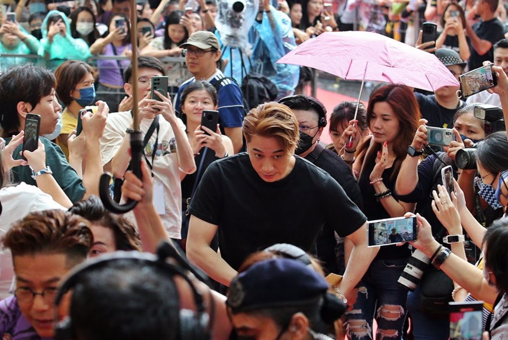 粉丝冒雨等吴卓羲林晓峰 要粉丝带沉重心情看演唱会