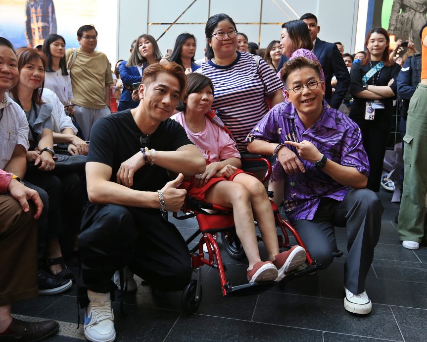 粉丝冒雨等吴卓羲林晓峰 要粉丝带沉重心情看演唱会