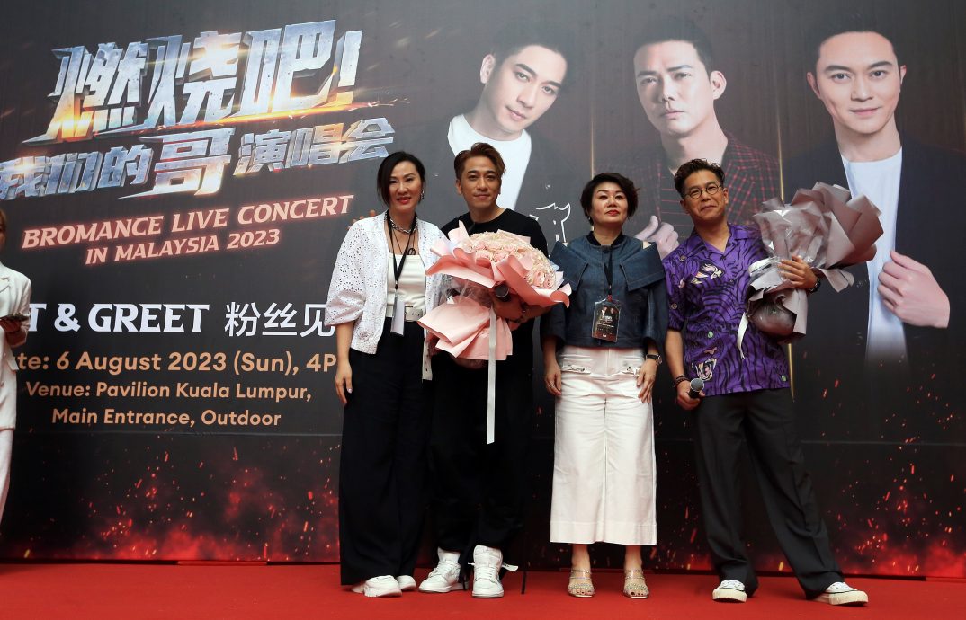 粉丝冒雨等吴卓羲林晓峰 要粉丝带沉重心情看演唱会