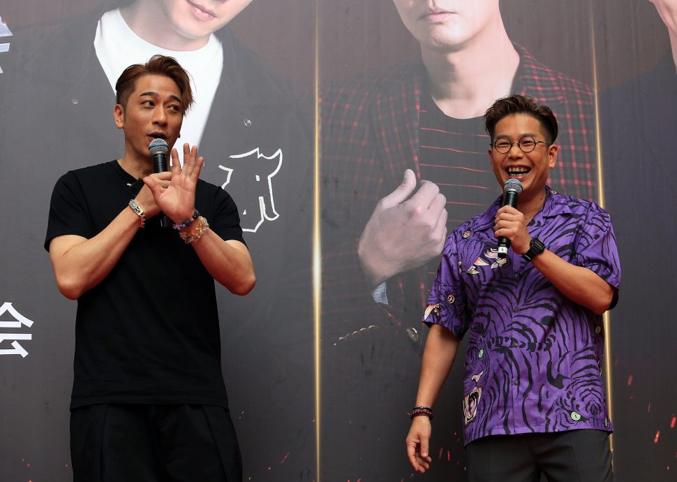 粉丝冒雨等吴卓羲林晓峰 要粉丝带沉重心情看演唱会