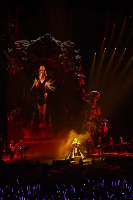 粉丝点歌高喊《彩虹》 阿妹宠粉清唱