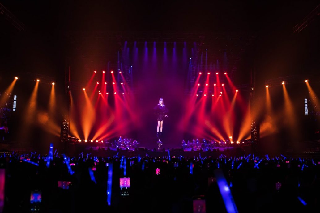 粉丝点歌高喊《彩虹》 阿妹宠粉清唱