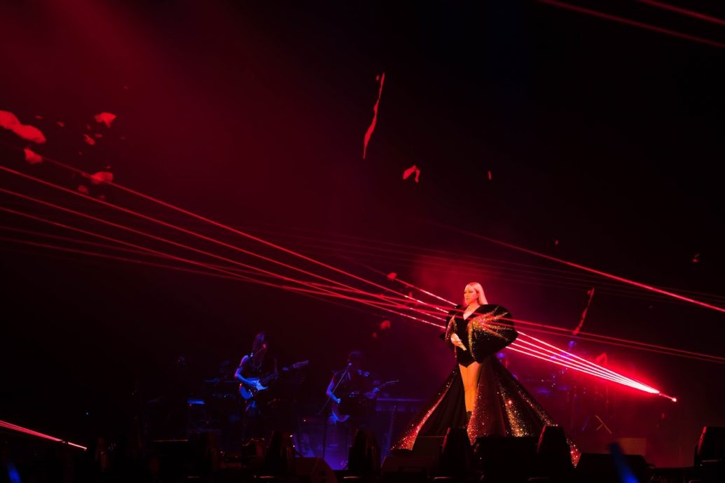 粉丝点歌高喊《彩虹》 阿妹宠粉清唱