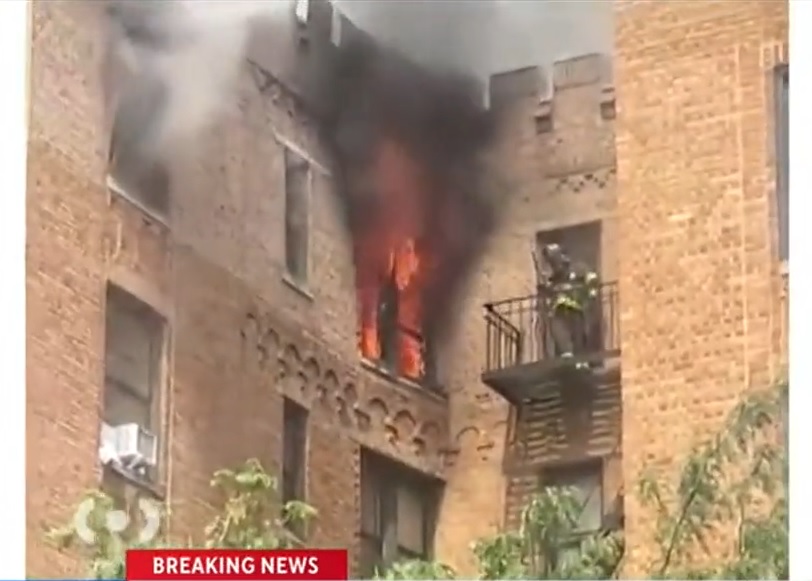 纽约公寓火灾 为逃生6楼跳下1死3伤