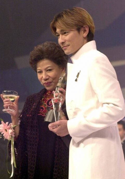 罗兰七月十四搭巴士被野生捕获 网民指“真是应节”遭斥责无礼	