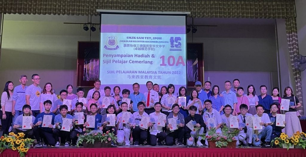 考获10A的SPM学生与嘉宾大合照。(蓝淑恩摄)