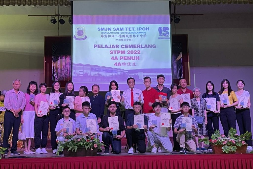 考获10A的SPM学生与嘉宾大合照。(蓝淑恩摄)