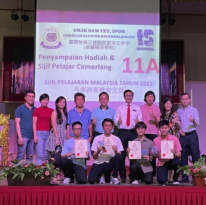 考获10A的SPM学生与嘉宾大合照。(蓝淑恩摄)