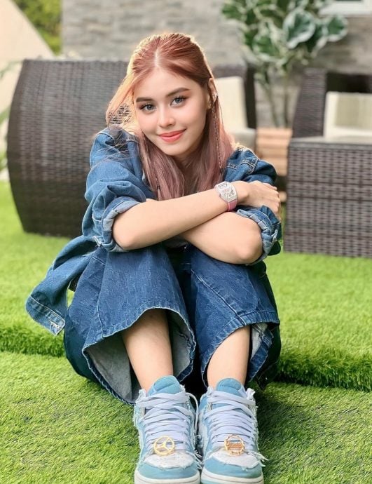 脱头巾挨批后发新照 网轰女星:先把腿毛剃掉!