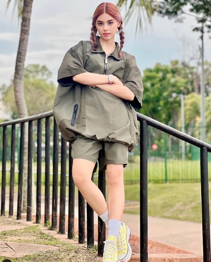 脱头巾穿短裤挨轰 女歌手:别牵扯我父亲 我敢做敢当