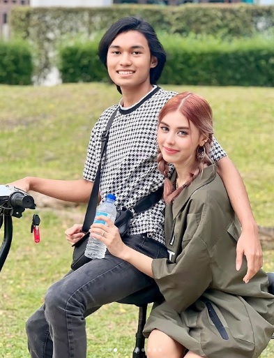 脱头巾穿短裤挨轰 女歌手:别牵扯我父亲 我敢做敢当