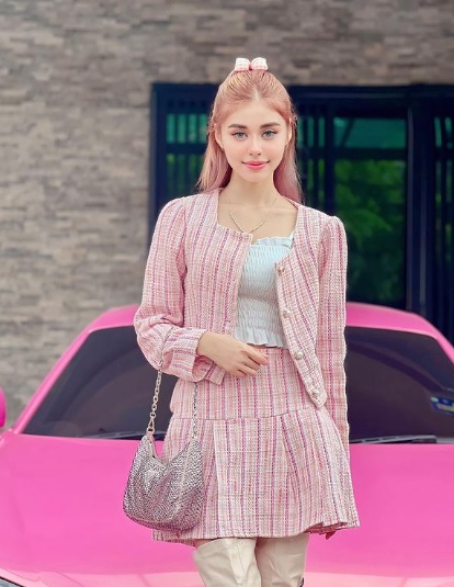 脱头巾穿短裤挨轰 女歌手:别牵扯我父亲 我敢做敢当