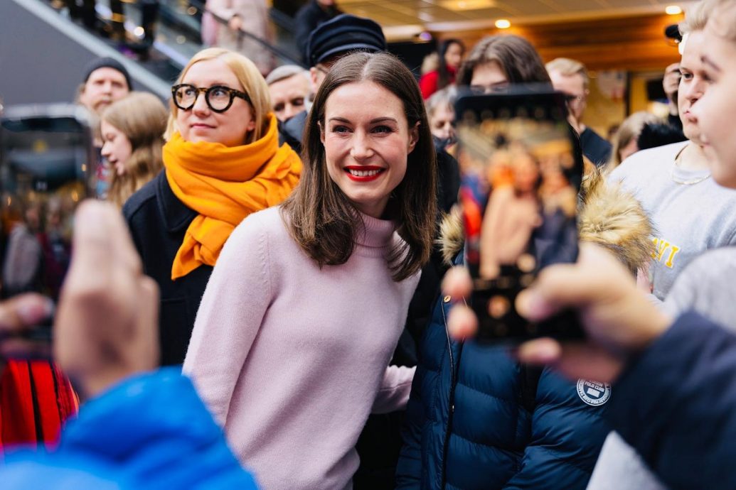 芬兰美女总理马林卸任离婚后“大解放” 穿着火辣现身音乐节