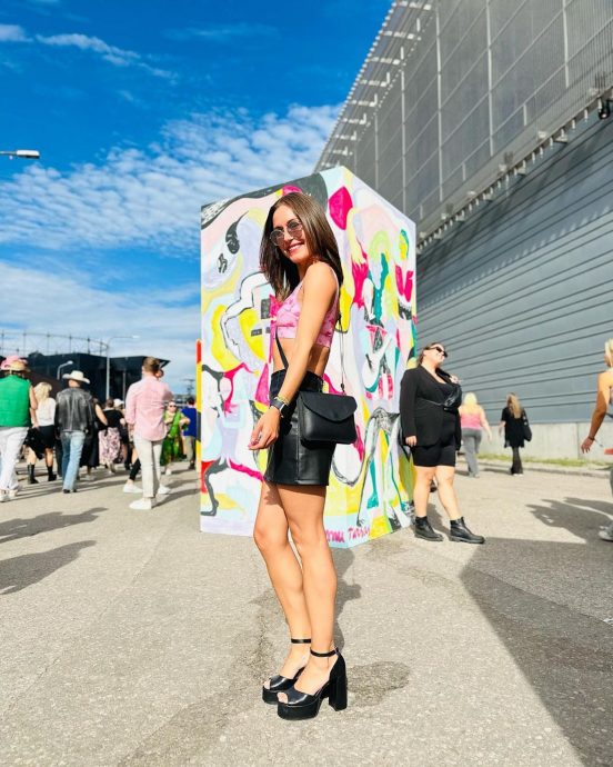 芬兰美女总理马林卸任离婚后“大解放” 穿着火辣现身音乐节