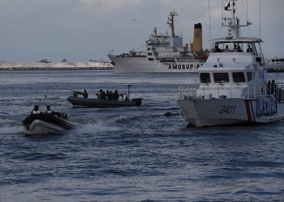 菲查400华船员证件 海上演练射水炮