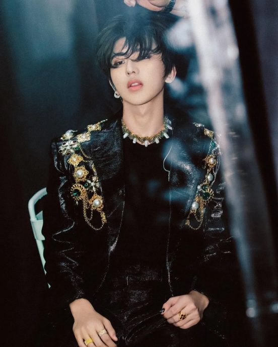 蔡徐坤晒同框YG制作人 同款鸭舌帽半小时售罄