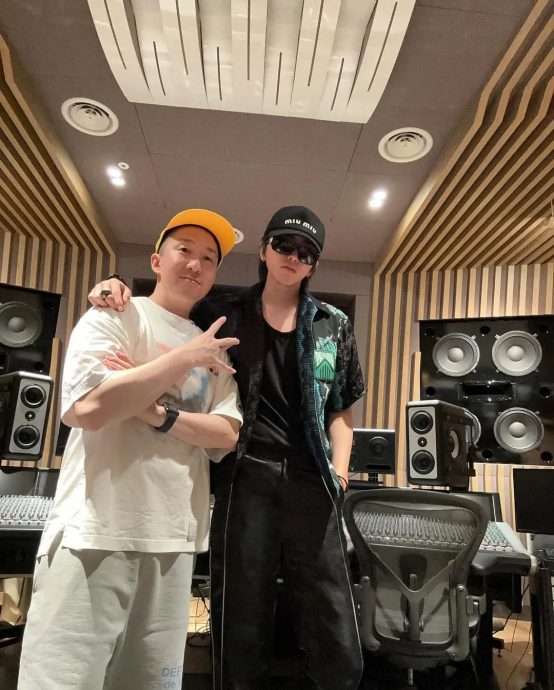 蔡徐坤晒同框YG制作人 同款鸭舌帽半小时售罄