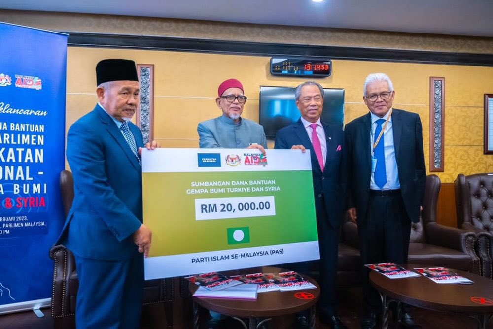 袁怀绍批评倪可敏 学校拨款模拟支票印火箭标志