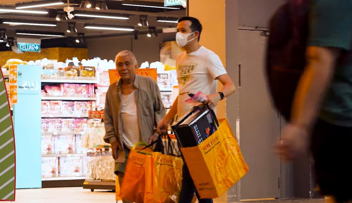 视频 | 大马人总是不分种族助人！老伯拿多个袋子各族纷帮忙