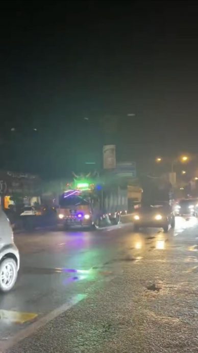 视频 | 站车顶挥党旗还放烟花 支持者危险行为挨轰