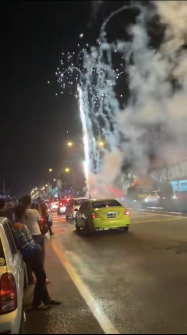 视频 | 站车顶挥党旗还放烟花 支持者危险行为挨轰