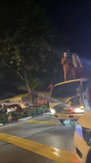 视频 | 站车顶挥党旗还放烟花 支持者危险行为挨轰