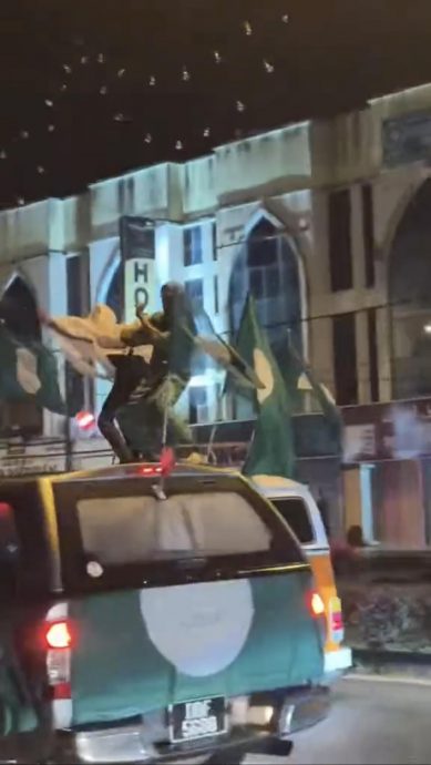 视频 | 站车顶挥党旗还放烟花 支持者危险行为挨轰