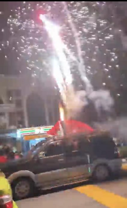 视频 | 站车顶挥党旗还放烟花 支持者危险行为挨轰